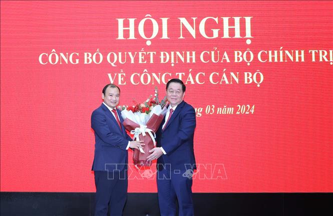 Trưởng Ban Tuyên giáo Trung ương Nguyễn Trọng Nghĩa tặng hoa chúc mừng tân Tổng Biên tập Tạp chí Cộng sản Lê Hải Bình